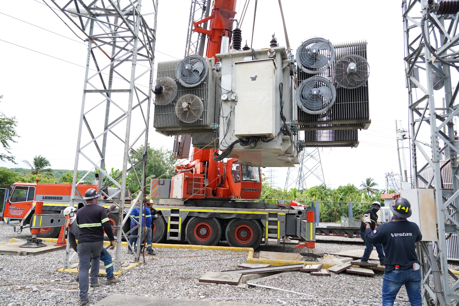 Edesur fortalece servicio en Peravia con instalación de un transformador de potencia en Subestación Pizarrete