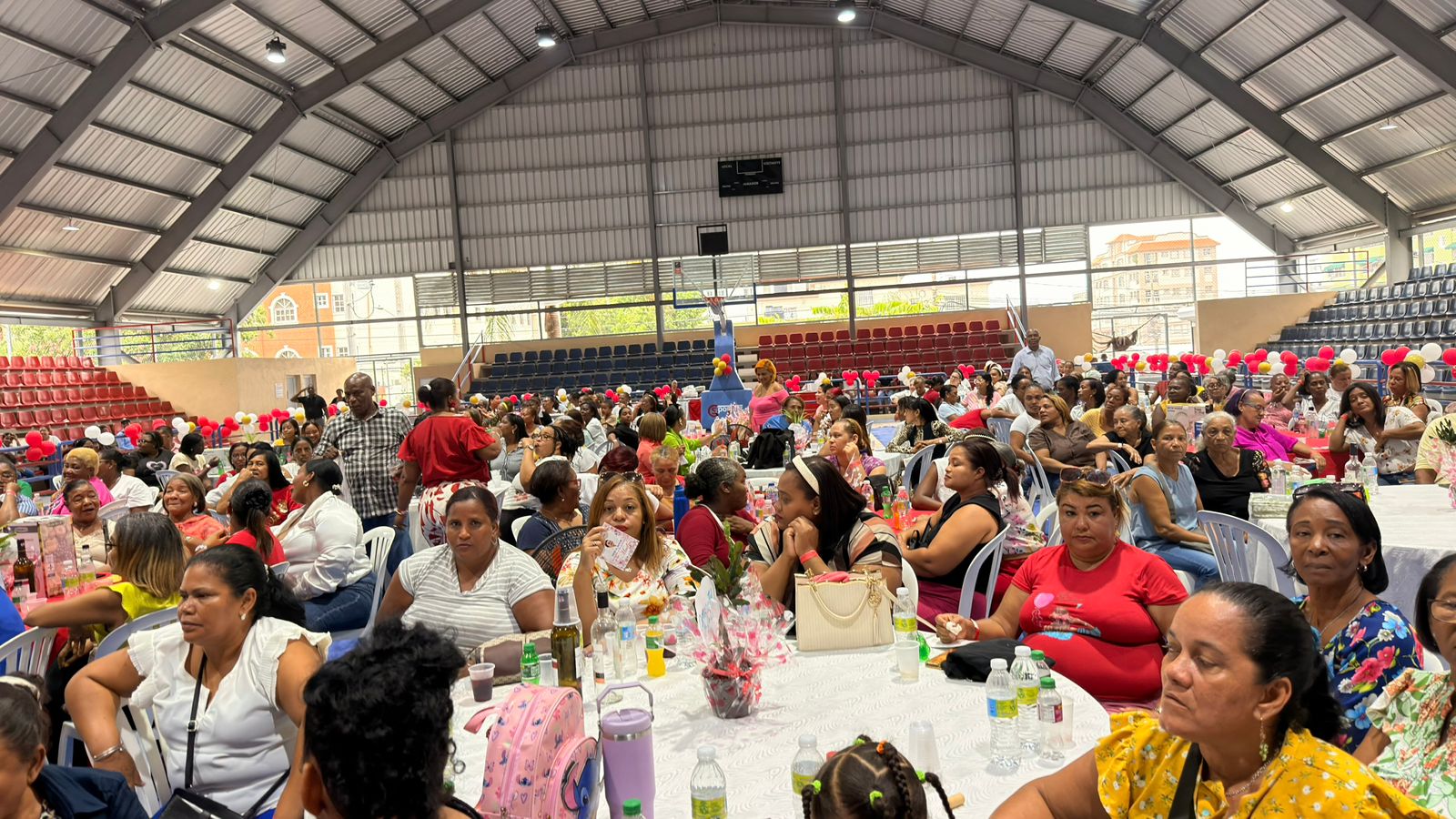 Comando de campaña de Carolina Mejía en SDE realiza fiesta para las madres