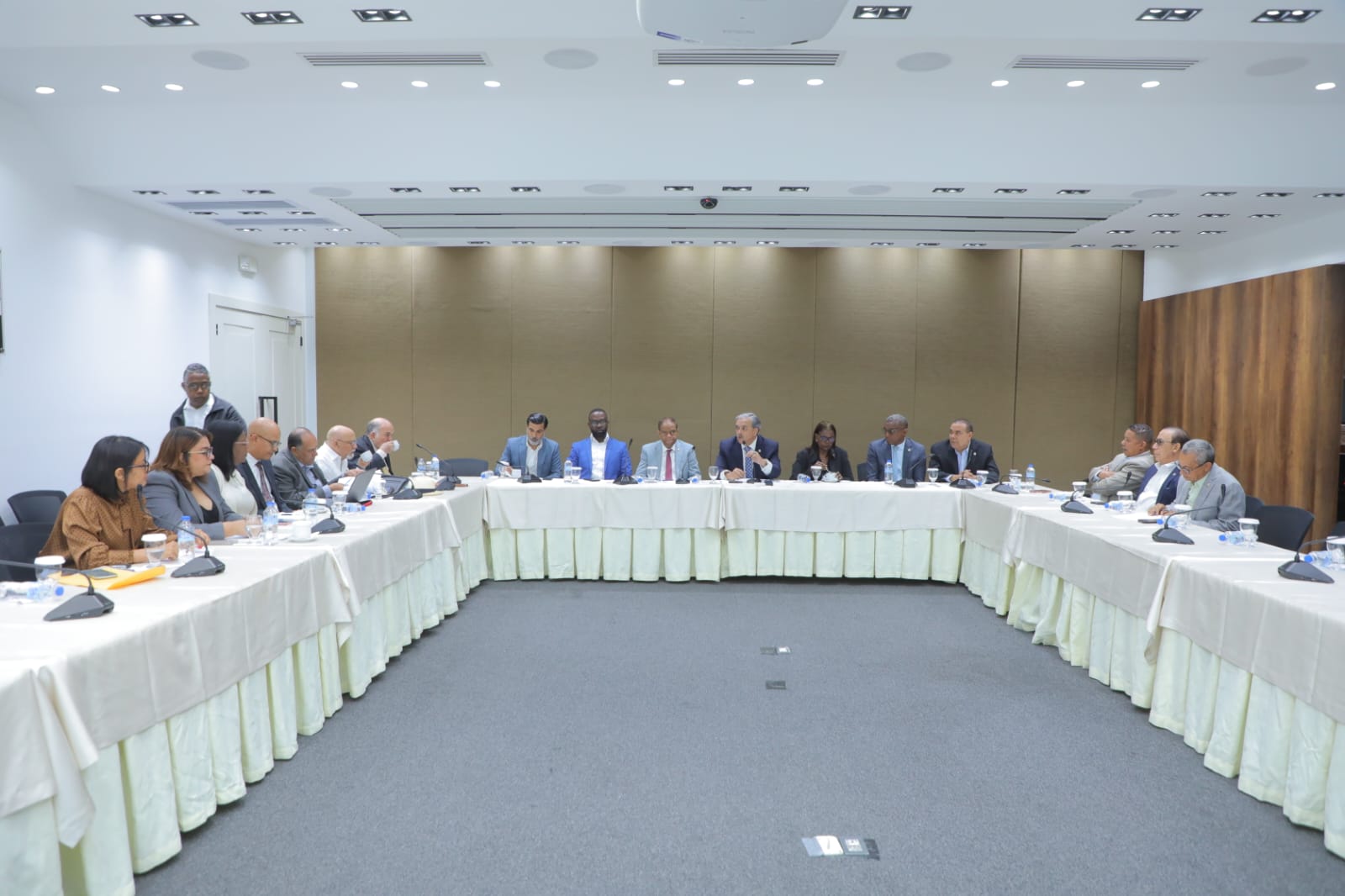 Diputados se reúnen con representantes de partidos políticos y de la JCE para analizar proyecto del voto electrónico