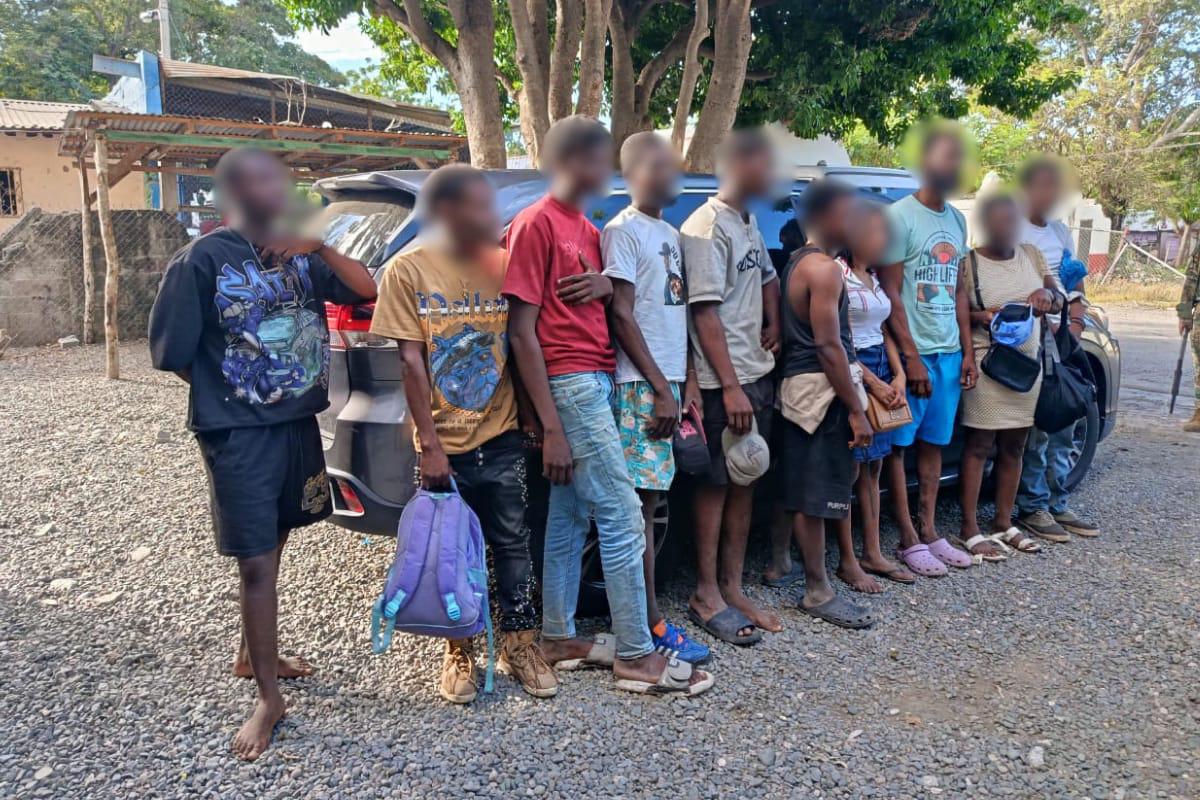 En San Juan detienen dos dominicanos por traficar a 10 extranjeros indocumentados a bordo de una jeepeta