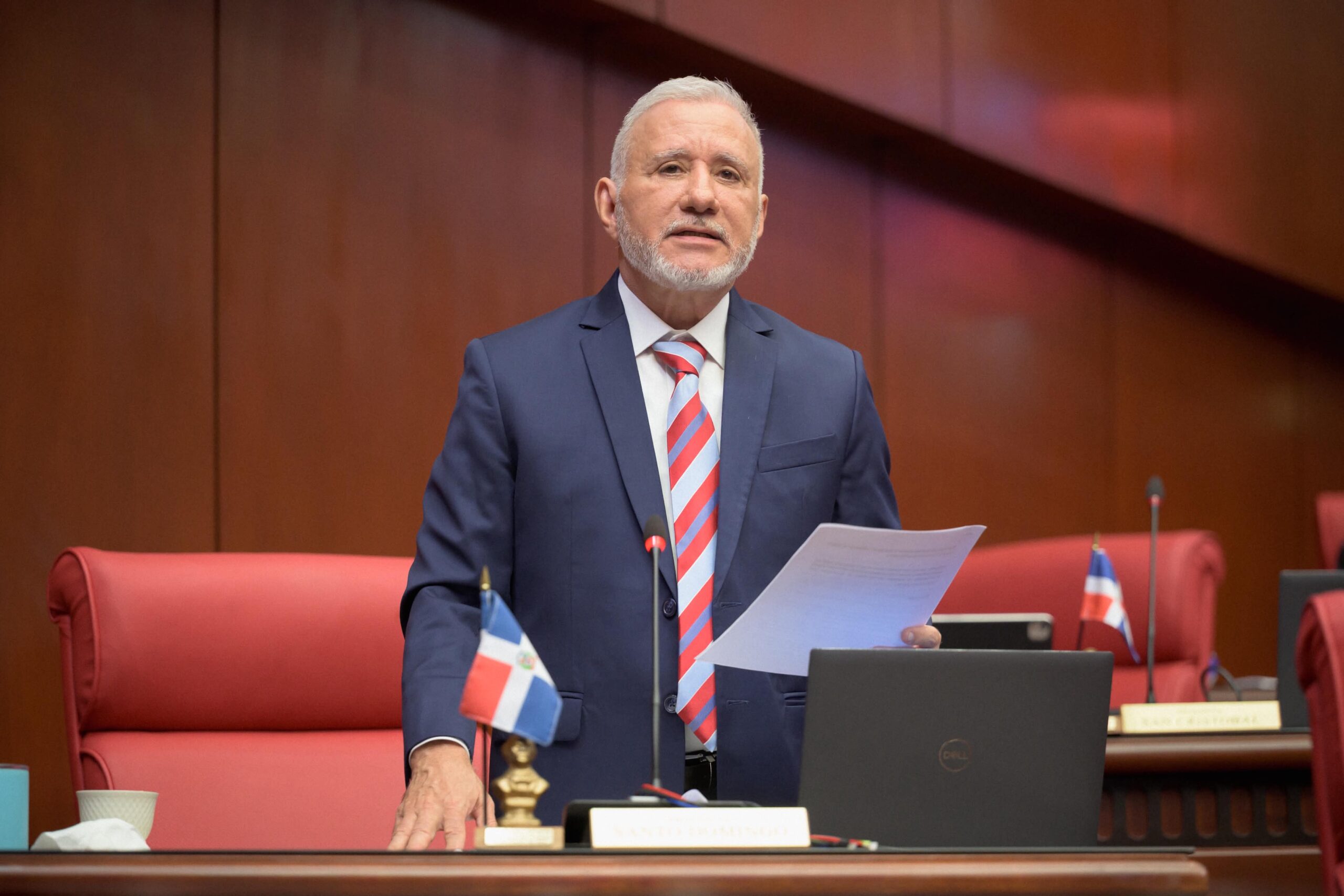 Antonio Taveras renuncia al PRM y asume como Senador Independiente Antonio Taveras renuncia al PRM y asume como Senador Independiente