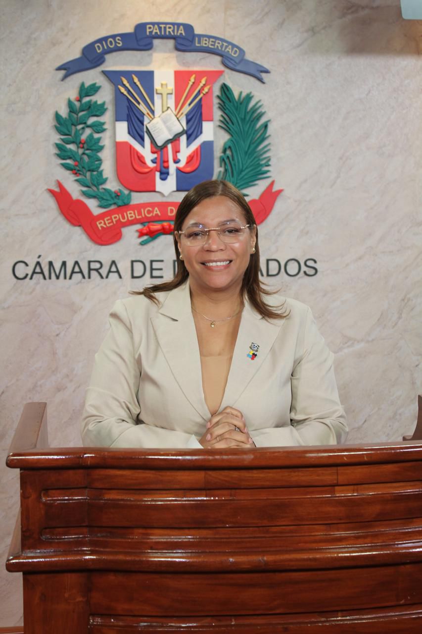Diputada Mirna López deposita proyecto de ley para declarar el 23 de septiembre como “Día Nacional de los Médicos Residentes”
