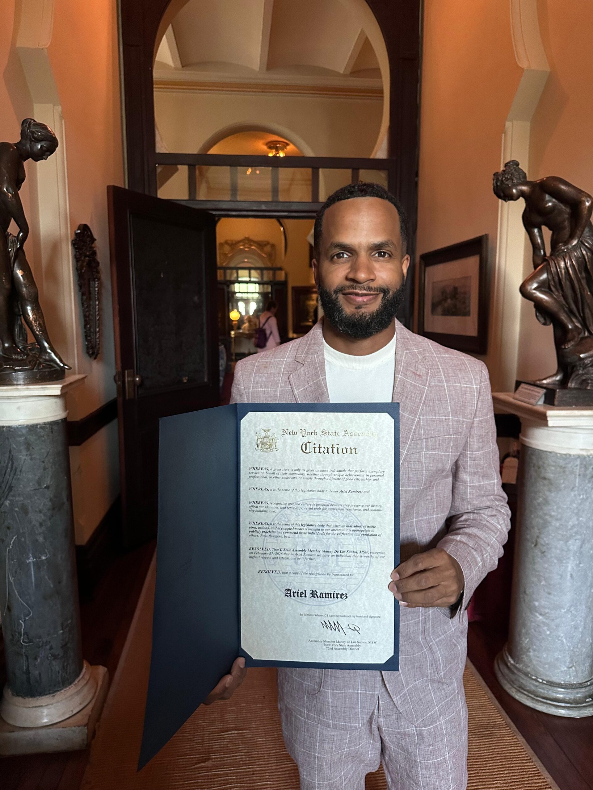 El cantautor Ariel Ramírez recibe reconocimiento del Congreso de Nueva York y celebra lanzamiento de su nuevo álbum