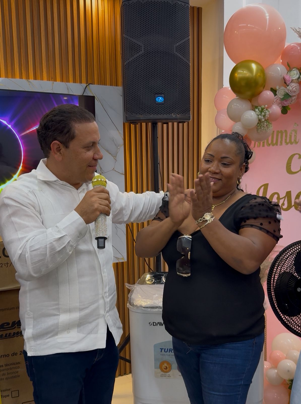 Diputado José Luis Abreu celebra el Día de las madres en distintas comunidades de La Vega