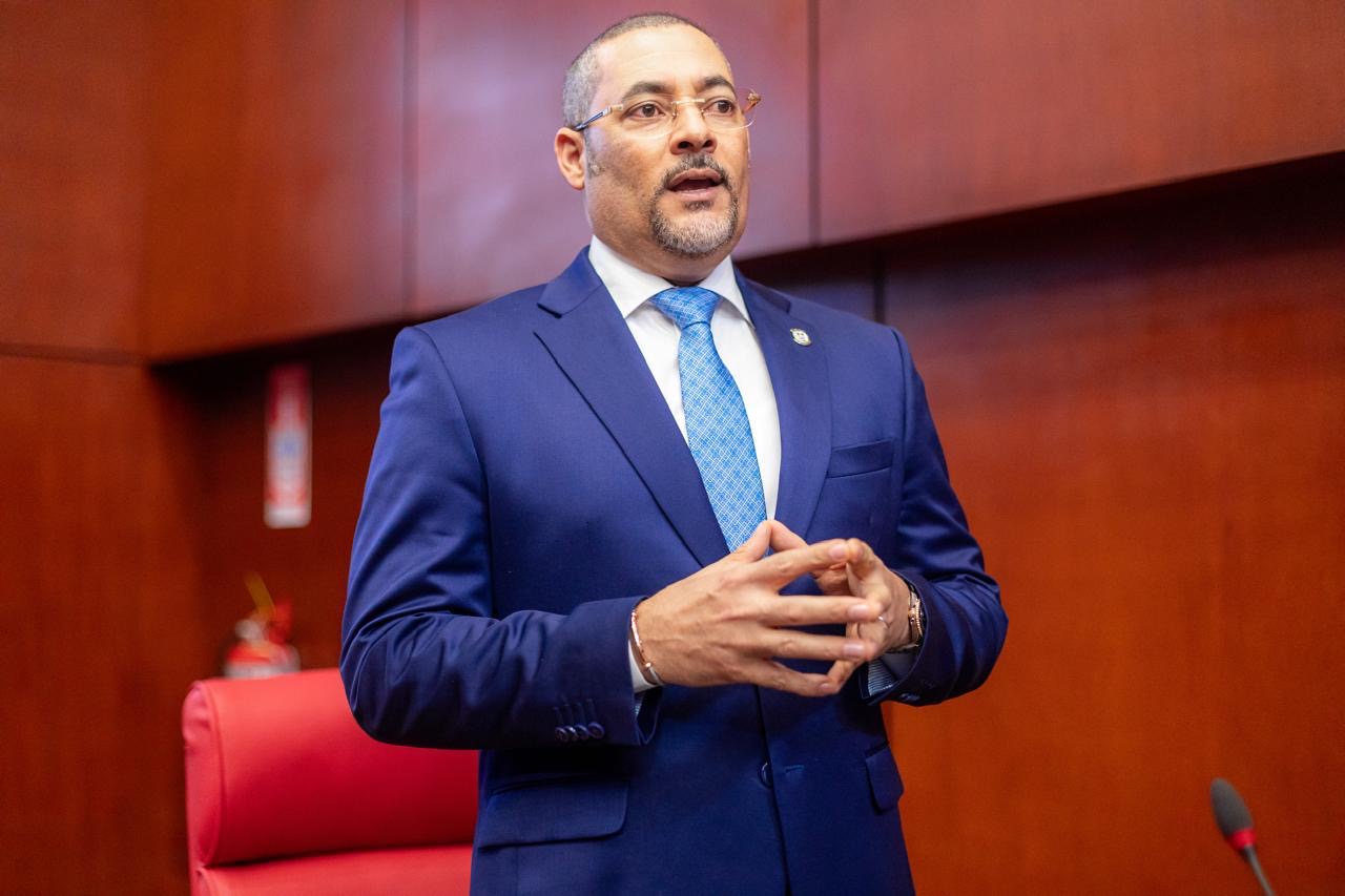 Senador Eduard Espiritusanto somete proyecto para ampliar plazo de entrada en vigencia del nuevo Código Penal y disponer su revisión integral