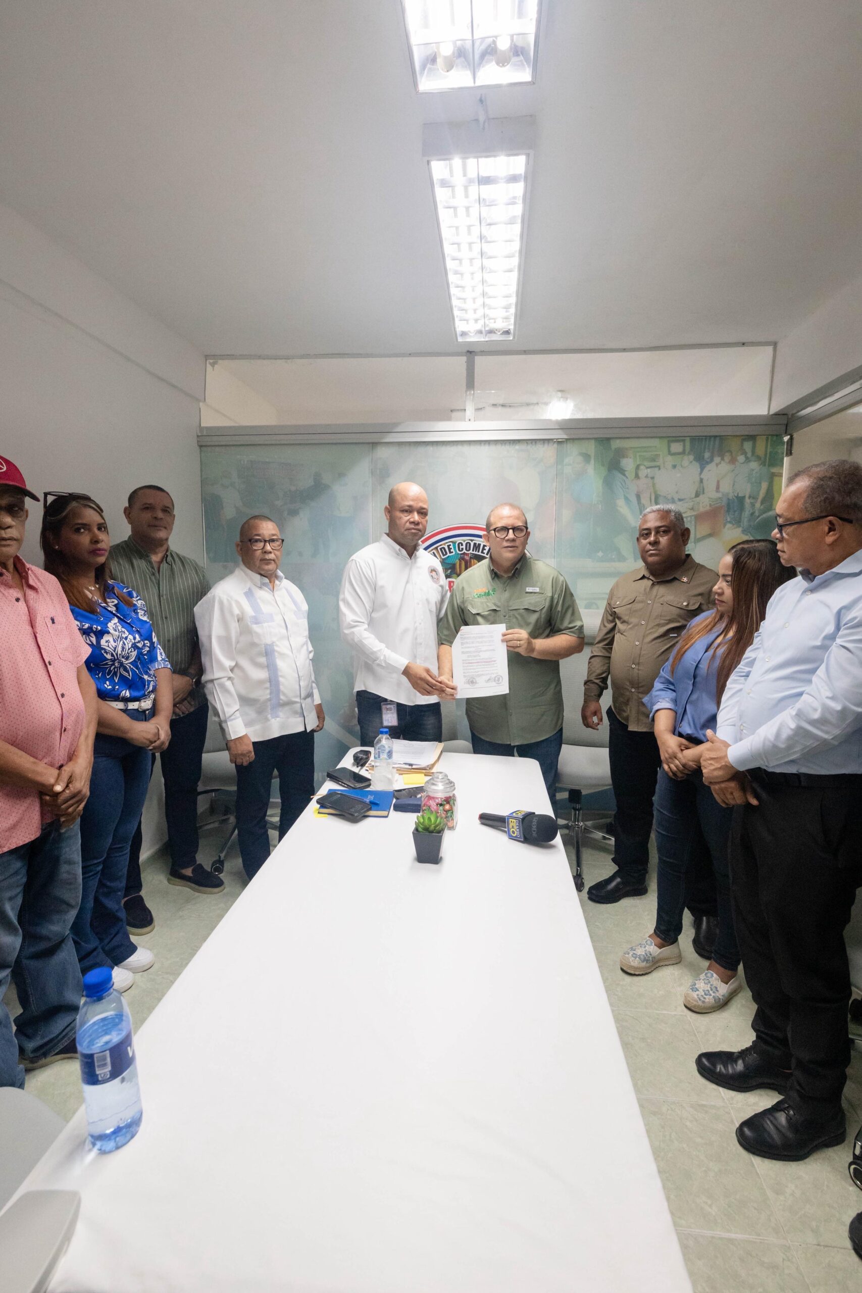 Rafael Castillo recibió denuncia de comerciantes del Mercado de Los Mina de aumentos de un 500% en tarifas y descuido de autoridades ASDE