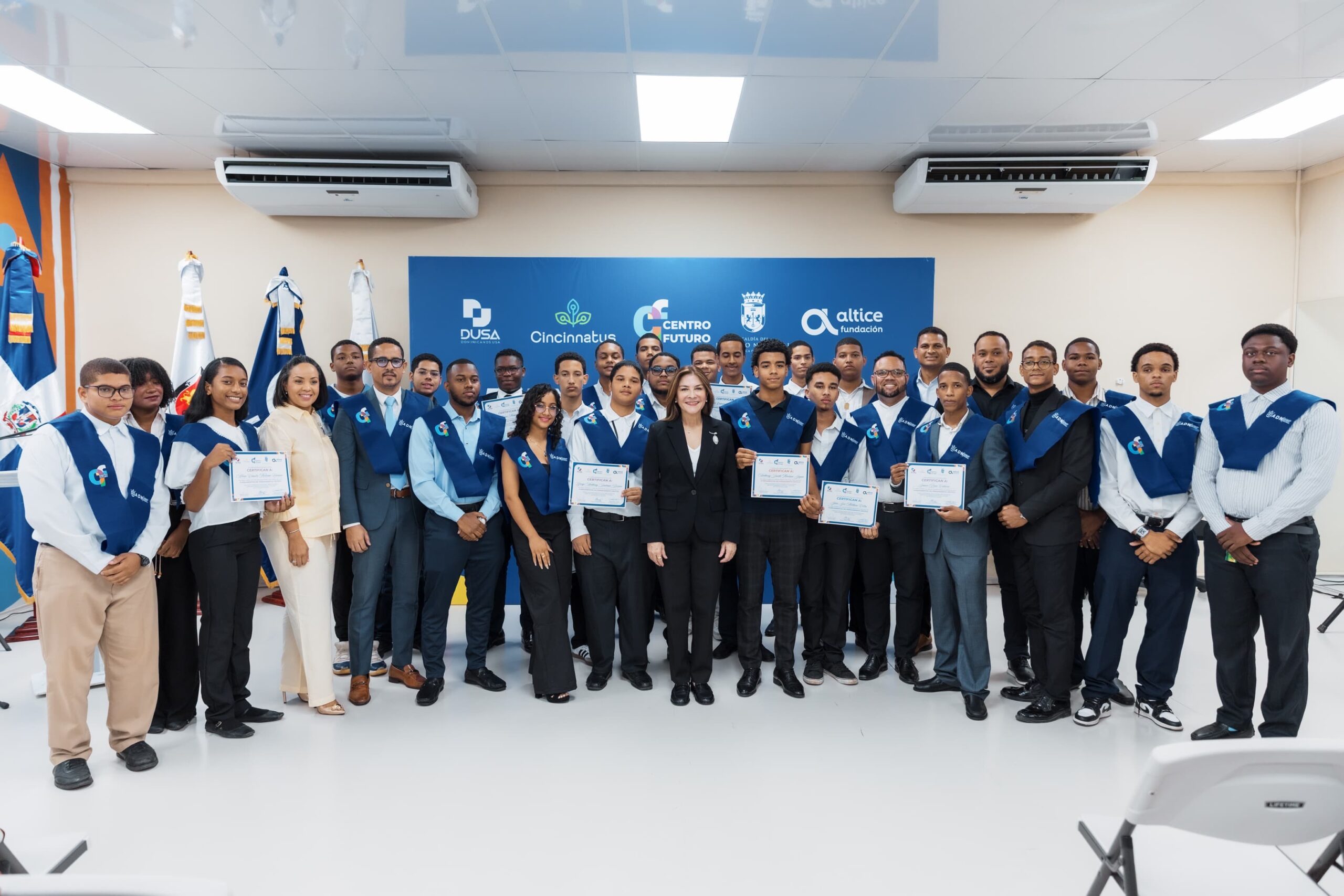 Carolina Mejía encabeza la quinta entrega de certificados a jóvenes de Cristo Rey y Villas Agrícolas en Centro Futuro Carolina Mejía encabeza la quinta entrega de certificados a jóvenes de Cristo Rey y Villas Agrícolas en Centro Futuro