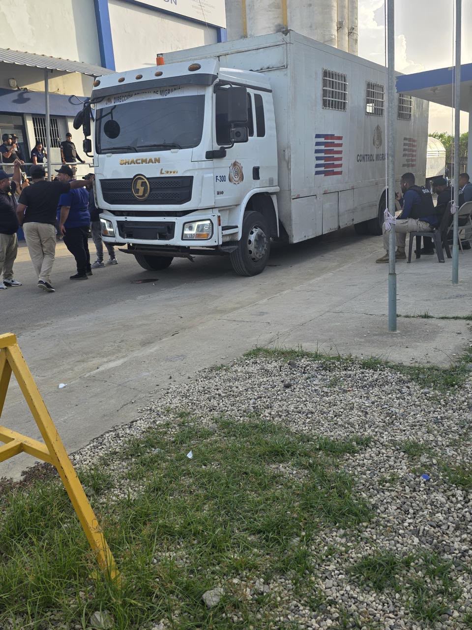 Informan acerca de detención de dos colaboradores en flagrante delito traficando extranjeros en condición irregular en vehículos de deportación de la institución