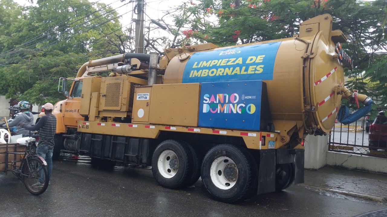Alcaldía del Distrito Nacional continúa limpieza preventiva de filtrantes e imbornales