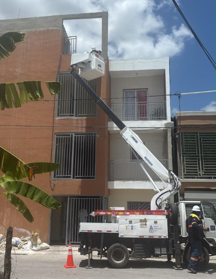 EDEESTE desmantela por tercera ocasión conexión irregular en edificio del sector Los Sotos, Higüey