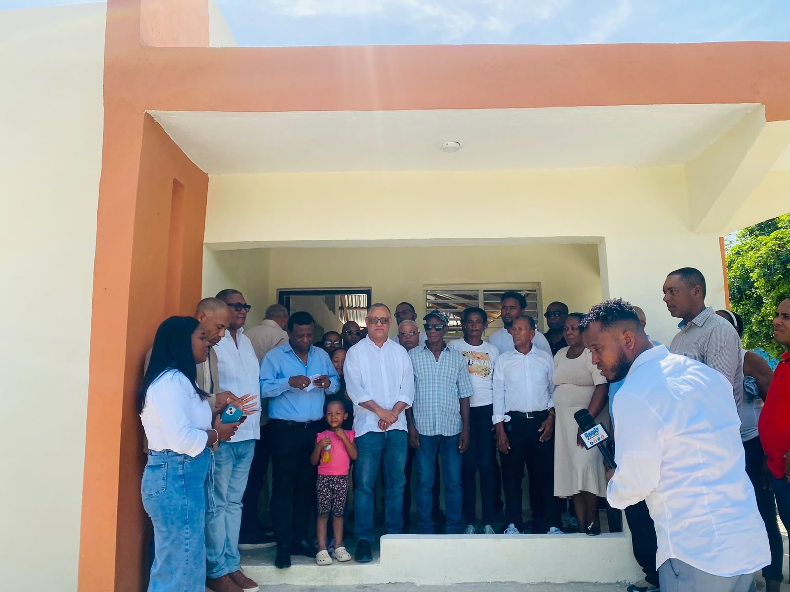 Senador Jhonson Encarnación entrega vivienda reconstruida a familia afectada por incendio en Hato Viejo, Elías Piña