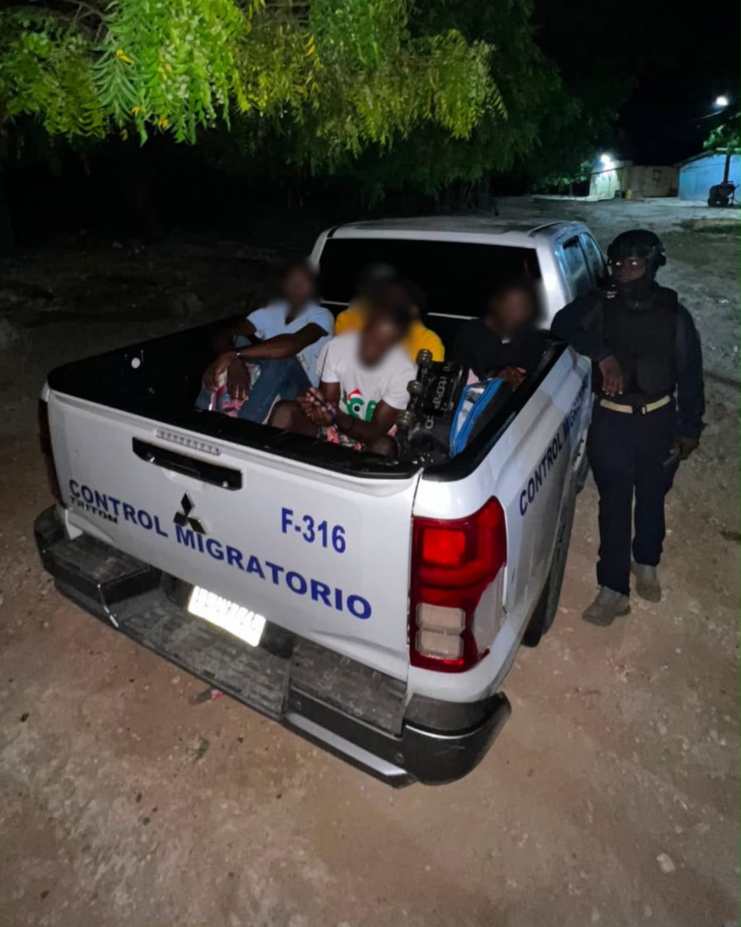 Agentes DGM detienen 773 indocumentados el jueves y organismos de seguridad 187; deportan 872 por puestos fronterizos Agentes DGM detienen 773 indocumentados el jueves y organismos de seguridad 187; deportan 872 por puestos fronterizos
