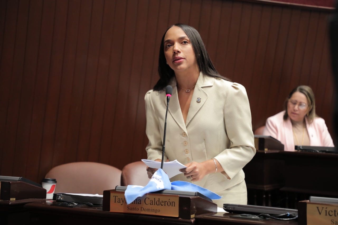 Diputada Tayluma Calderón defiende el trabajo de odontólogos y médicos en el nuevo Código Penal Diputada Tayluma Calderón defiende el trabajo de odontólogos y médicos en el nuevo Código Penal