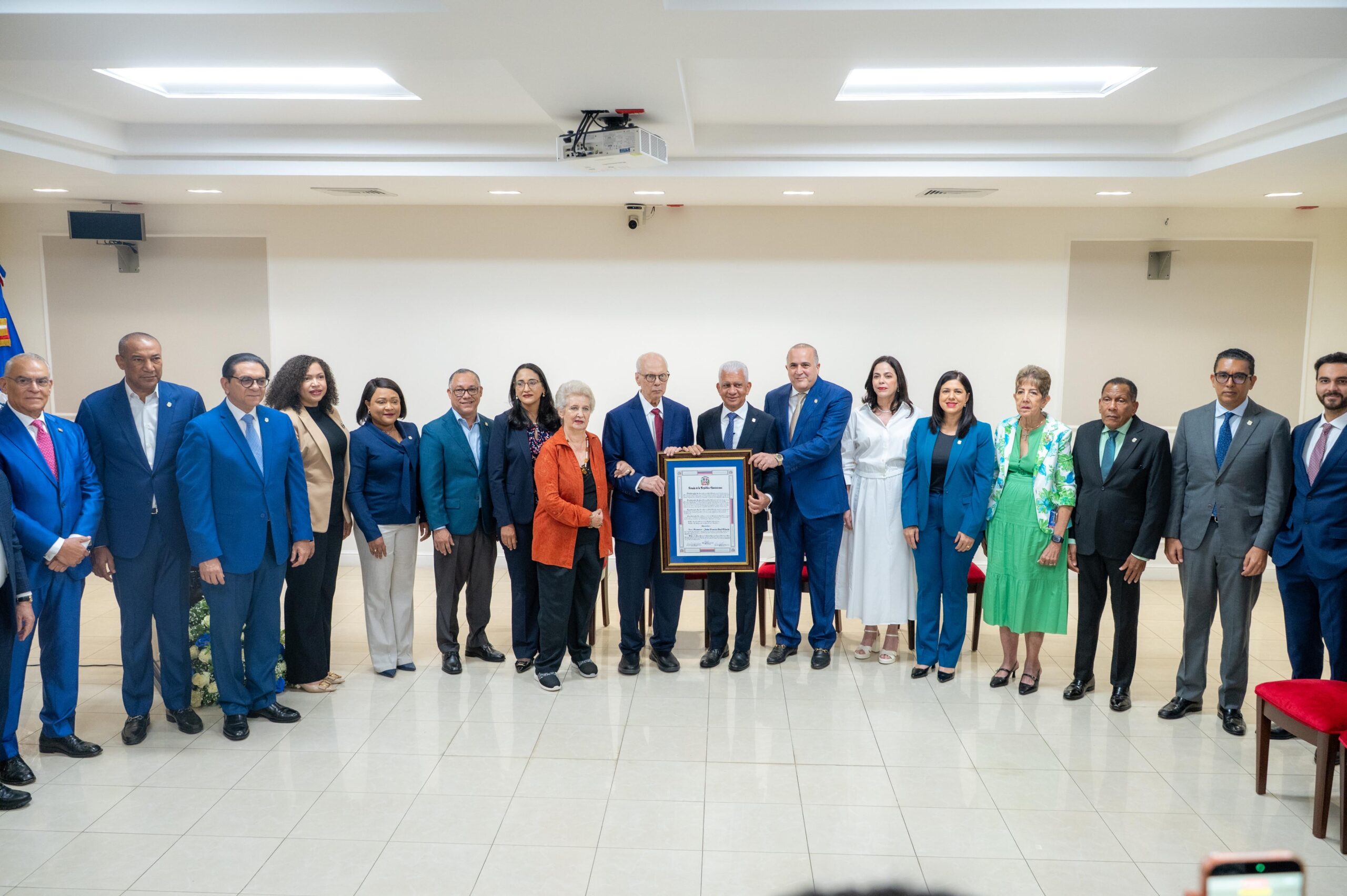 Senado reconoce a Jaime Francisco Sued Pichardo por su trayectoria empresarial y aportes al desarrollo de la industria farmacéutica