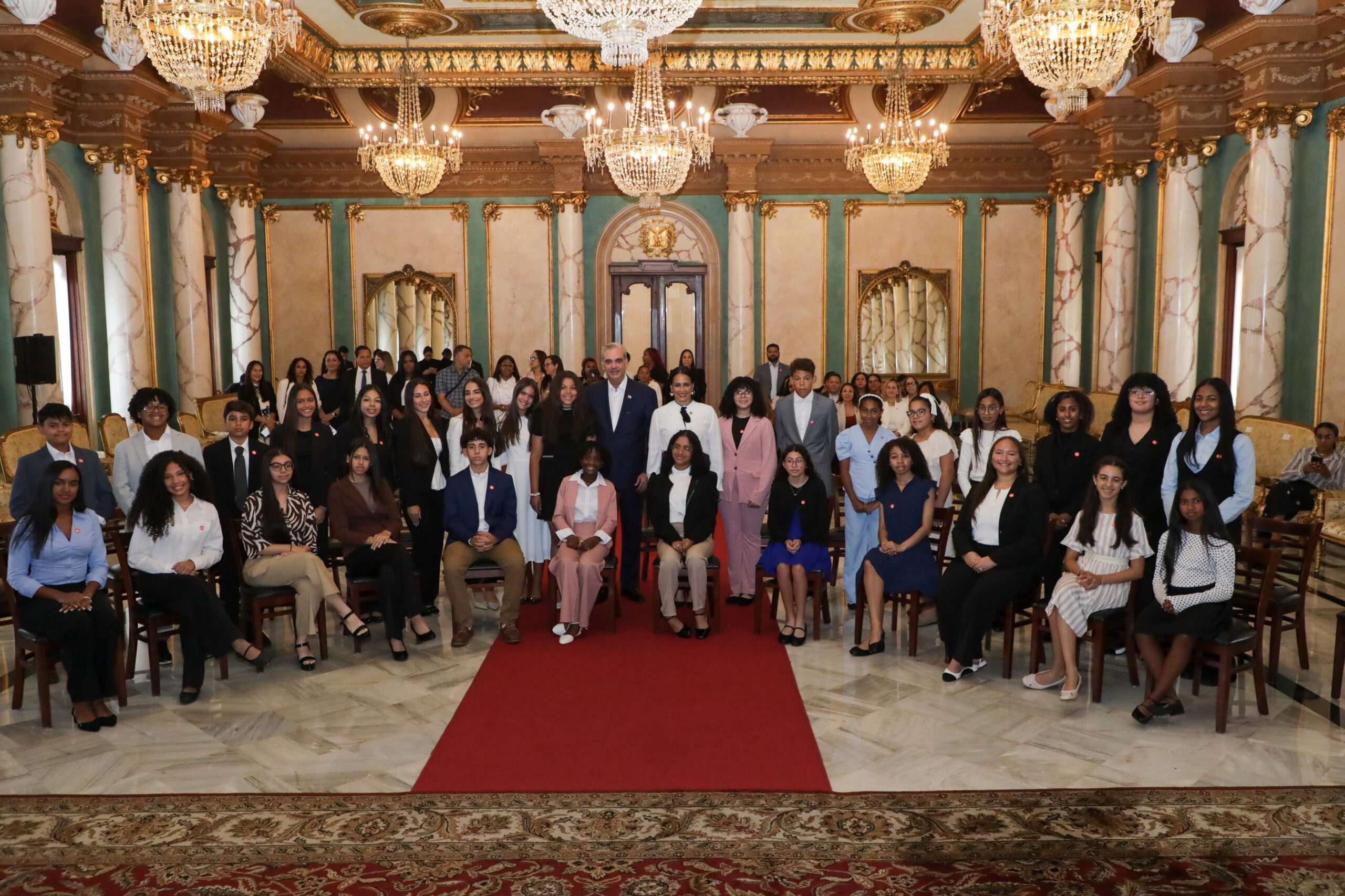 Abinader recibe a estudiantes de origen dominicano destacados en el extranjero