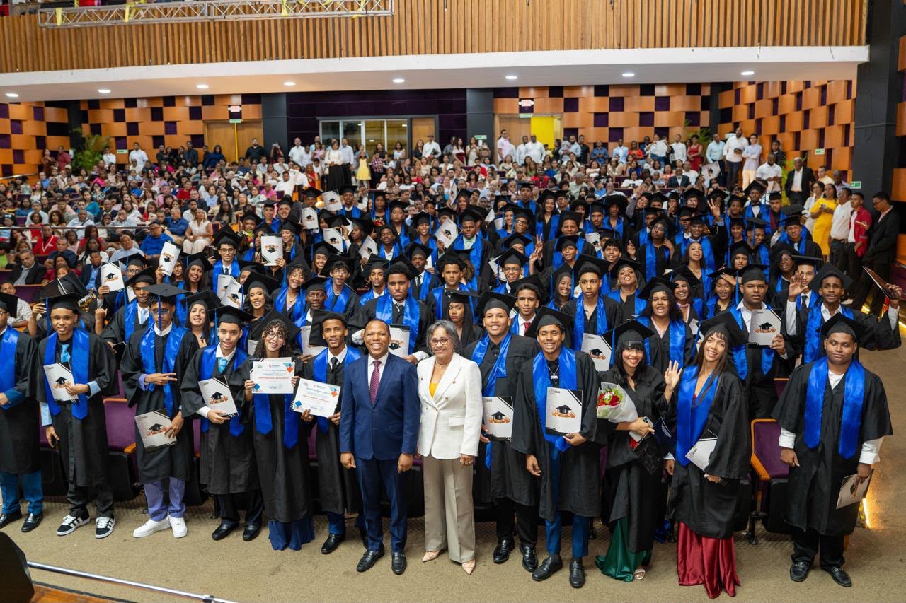 INTRANT entrega carnets de aprendizaje a los primeros bachilleres graduados este año como Guardianes del Tránsito; iniciativa formó a 620 estudiantes INTRANT entrega carnets de aprendizaje a los primeros bachilleres graduados este año como Guardianes del Tránsito; iniciativa formó a 620 estudiantes