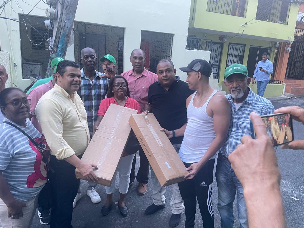 Diputado Tobías Crespo continúa su trabajo rumbo a la alcaldía del DN: dona lámparas para iluminar callejones