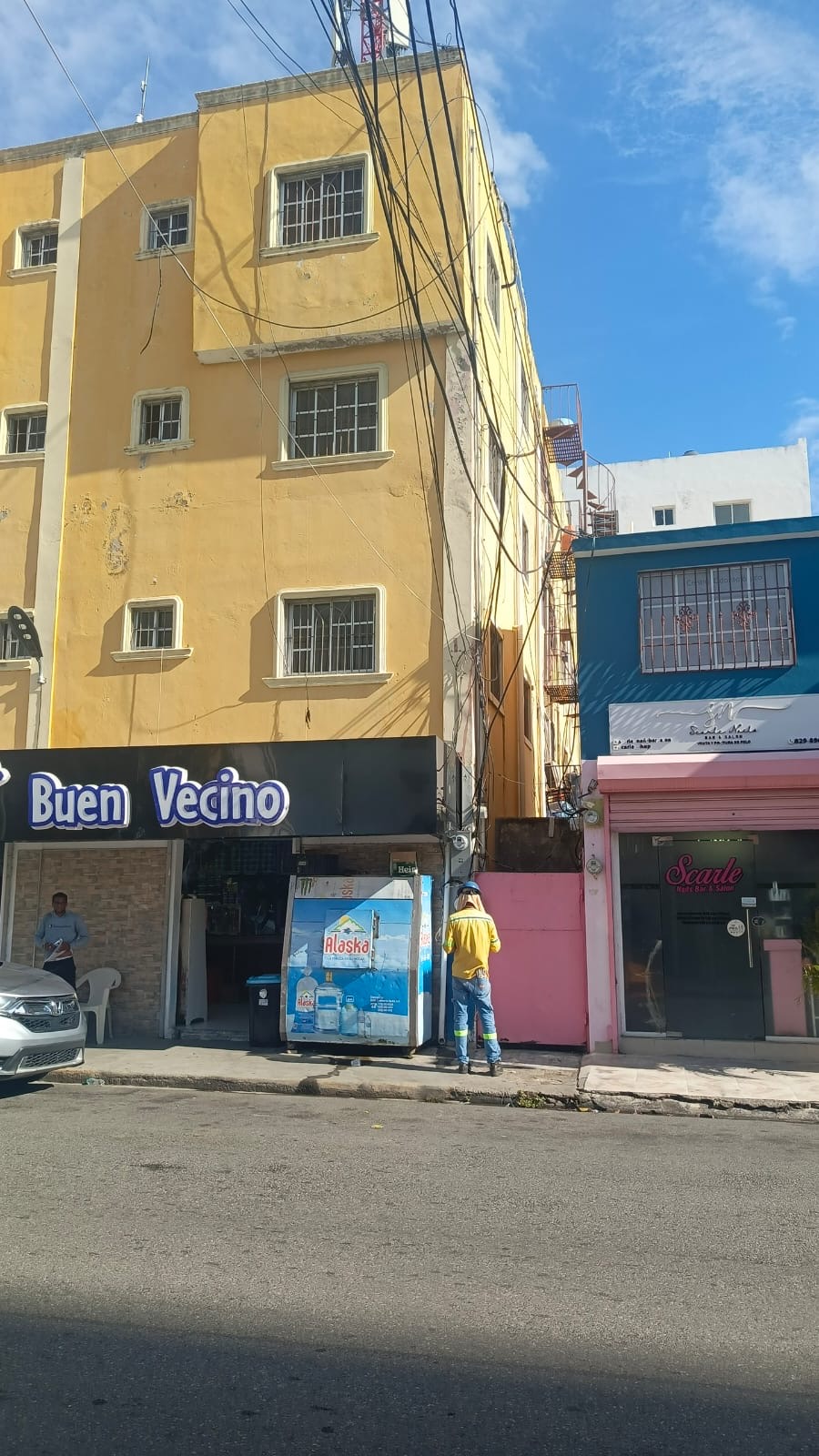 EDEEste desmantela por segunda ocasión conexiones irregulares en edificio del sector Corales del Sur