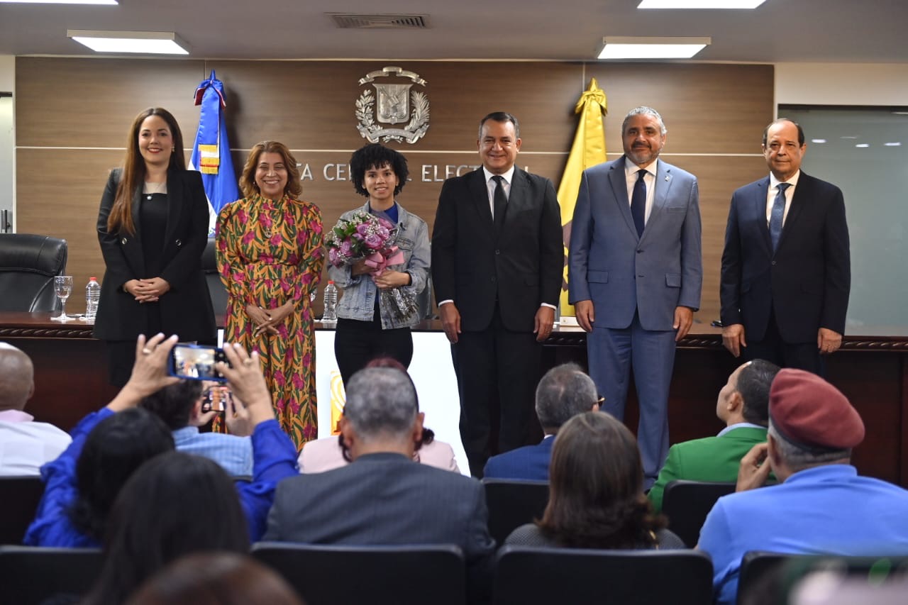 JCE reconoce a la cedulada número 3 millones y anuncia se elimina restricción del mes de cumpleaños para renovar cédula