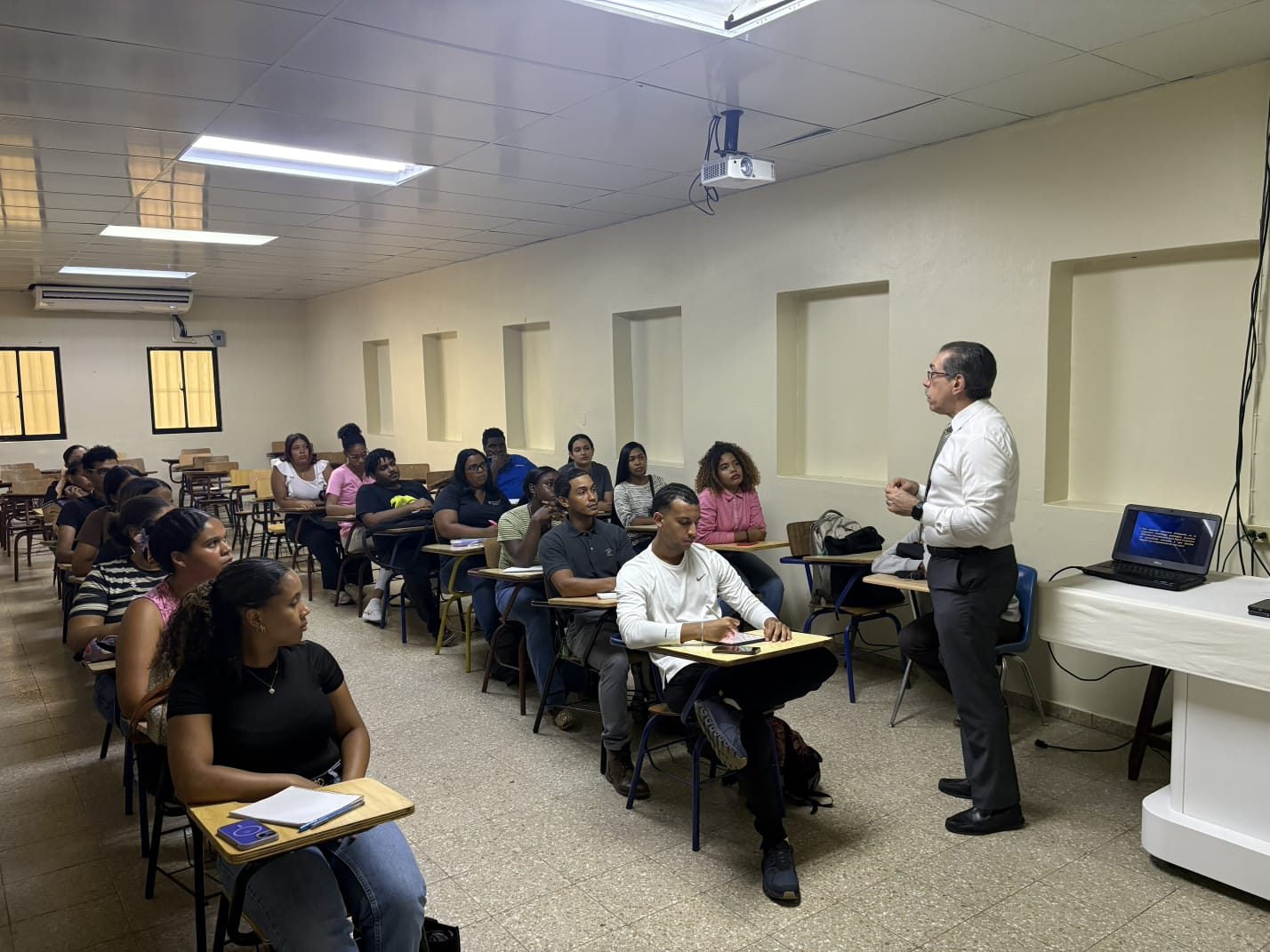 Rector Jorge Asjana reafirma su compromiso con la docencia universitaria