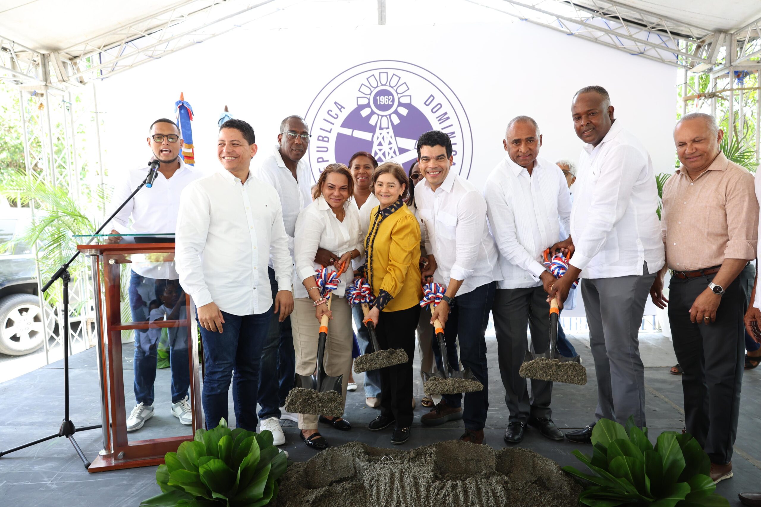 Wellington Arnaud inicia saneamiento cañada La Pava en Nizao, provincia Peravia