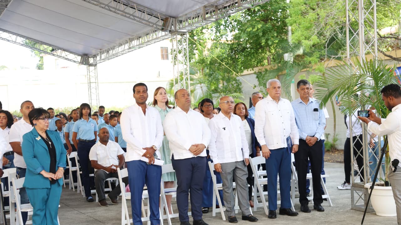 Alfredo Pacheco encabeza inicio del año escolar 2026-2027 en Santo Domingo Oeste Alfredo Pacheco encabeza inicio del año escolar 2026-2027 en Santo Domingo Oeste