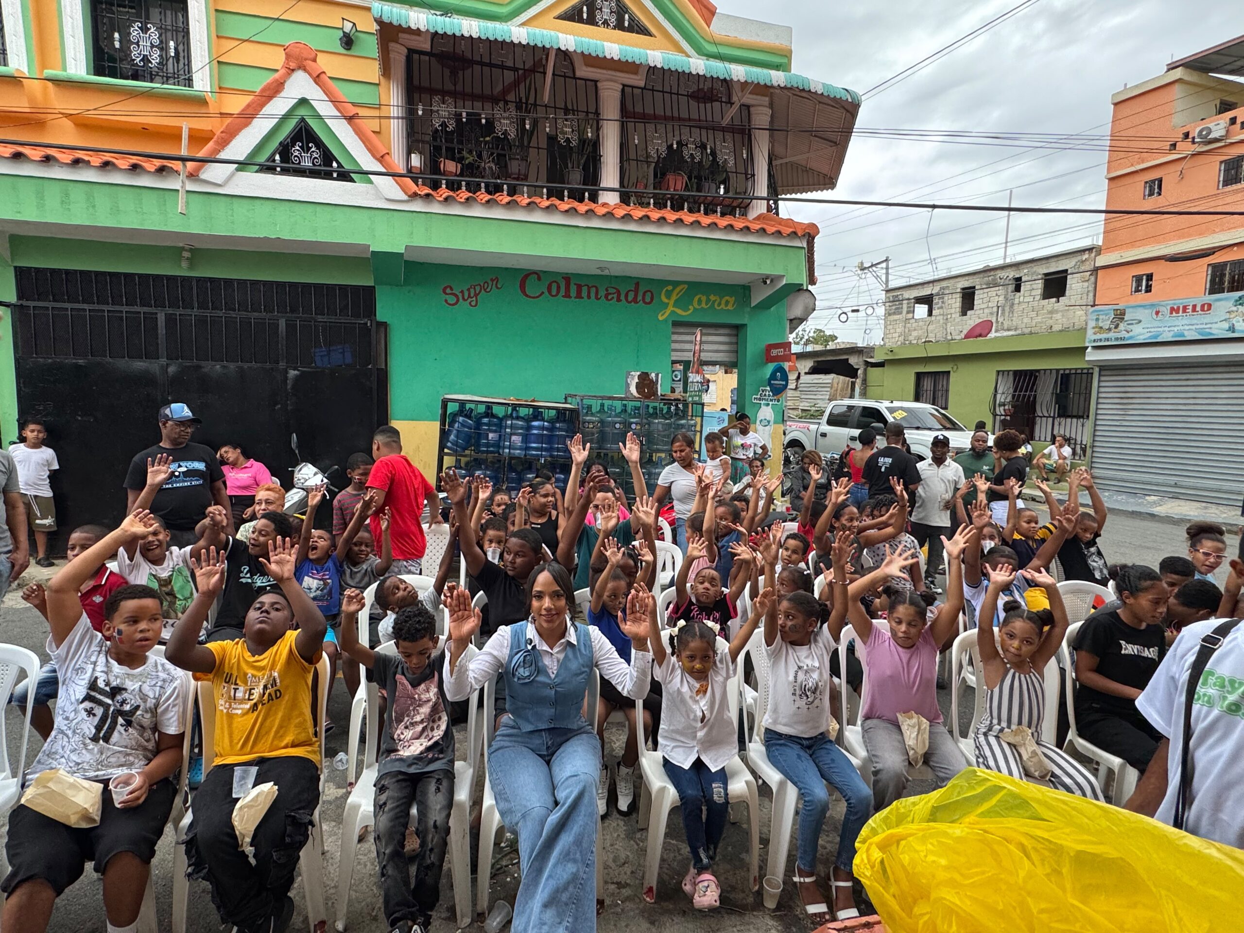 Cientos de niños regresan a clases con útiles escolares entregados por diputada Tayluma Calderón Cientos de niños regresan a clases con útiles escolares entregados por diputada Tayluma Calderón