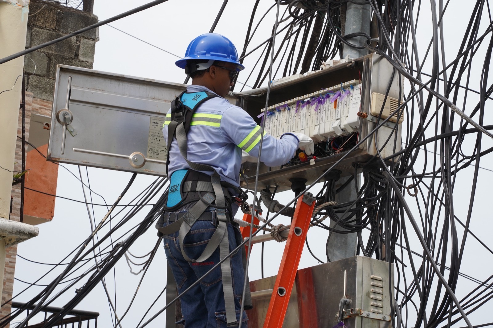 Edesur Dominicana trabaja para restablecer el servicio a unas 60 viviendas afectadas por prácticas fraudulentas en el DN