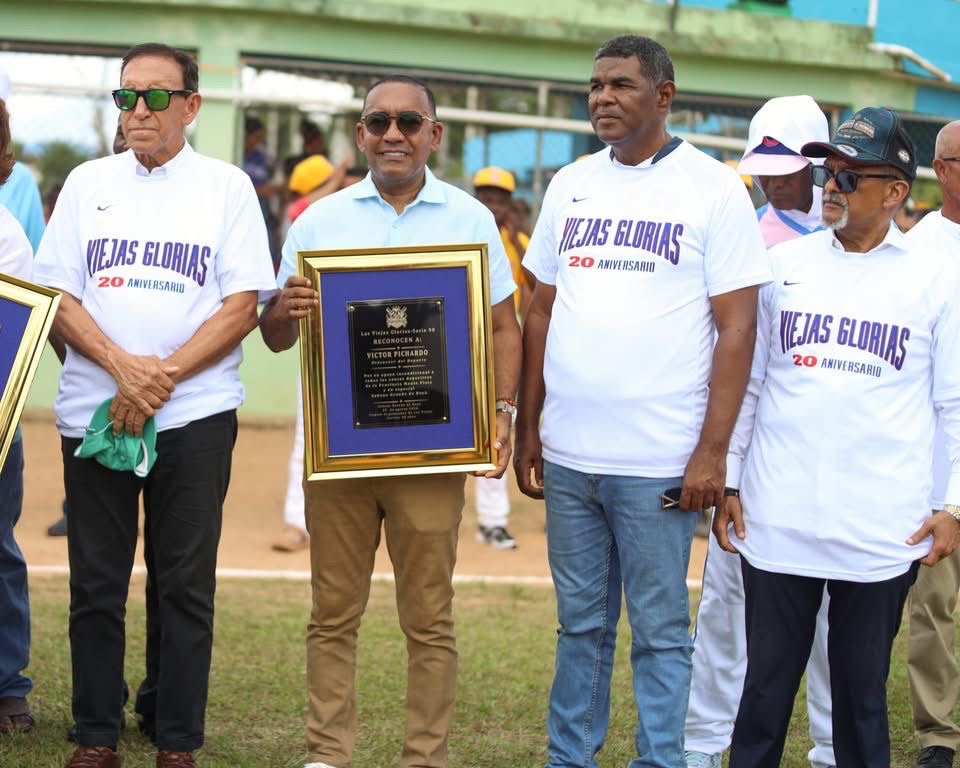 Víctor Pichardo es reconocido por sus aportes al deporte en Sabana Grande de Boyá