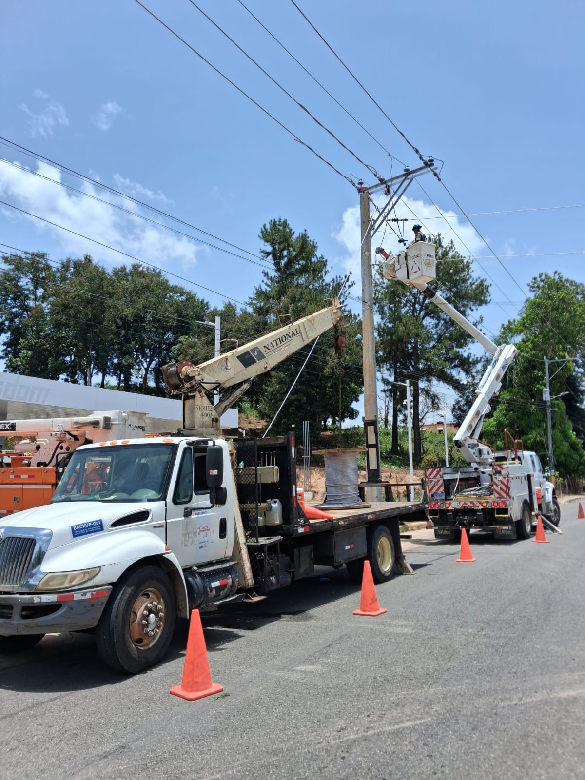 EDEESTE construye nuevas redes eléctricas para fortalecer el servicio en Yamasá y Peralvillo