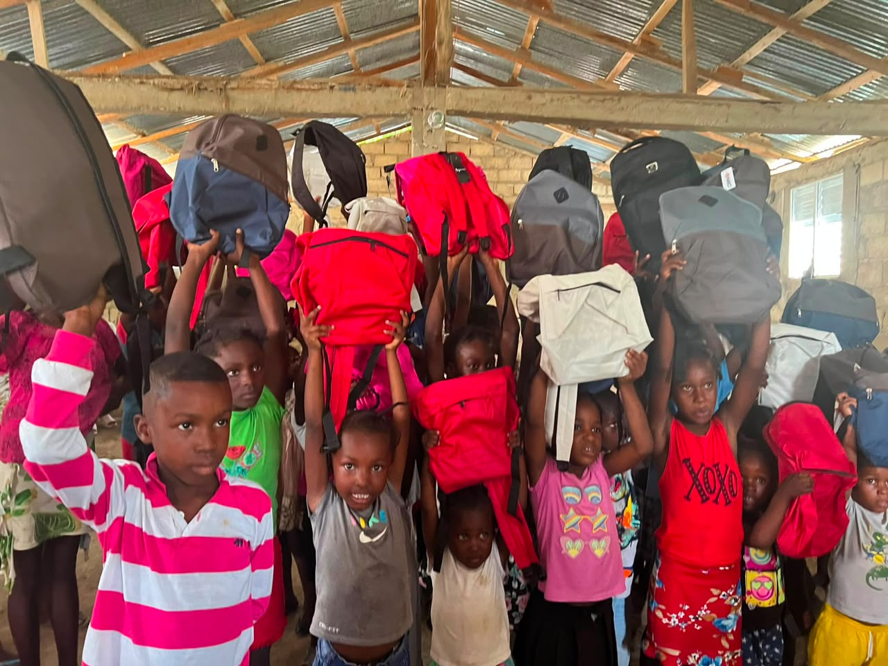 Faith Impact Foundation lleva útiles escolares y medicamentos a unos 800 niños y adolescentes en comunidades de República Dominicana y Haití