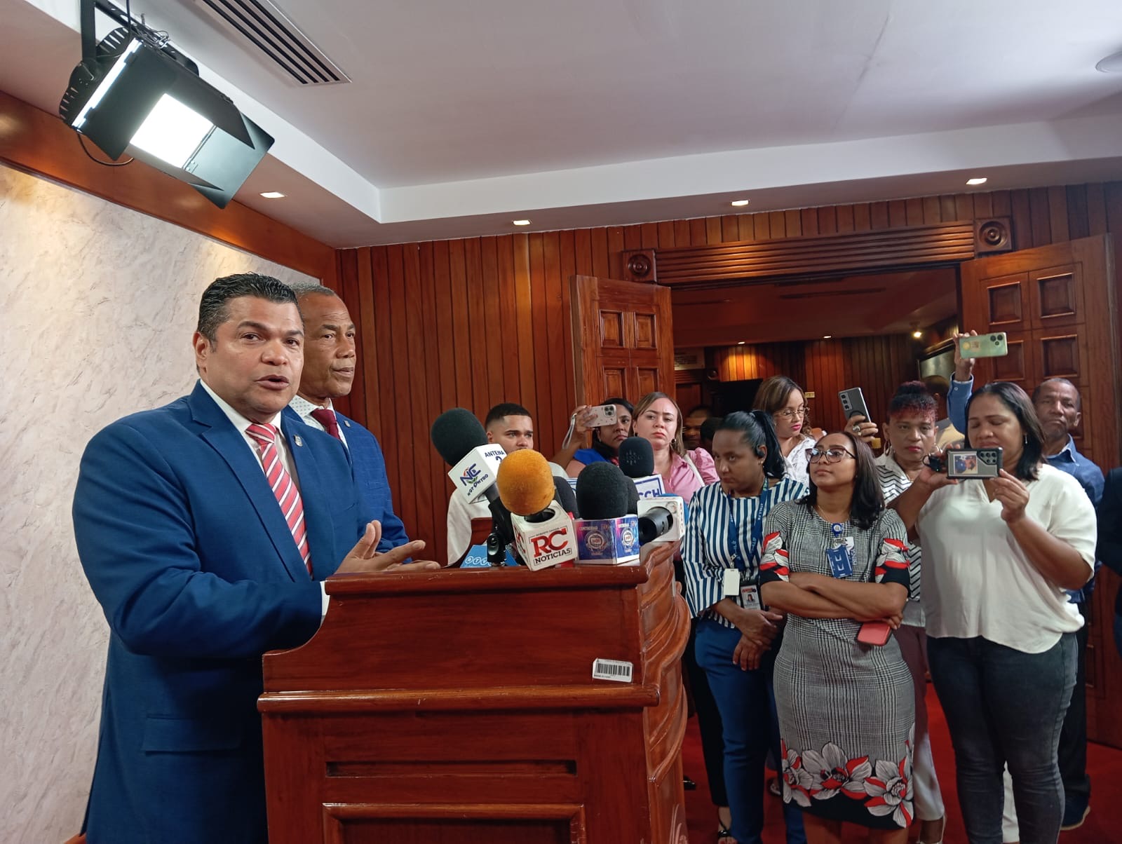 Diputado Tobías Crespo llama al Gobierno usar mayoría en el Congreso para aprobar proyectos que beneficien a la población