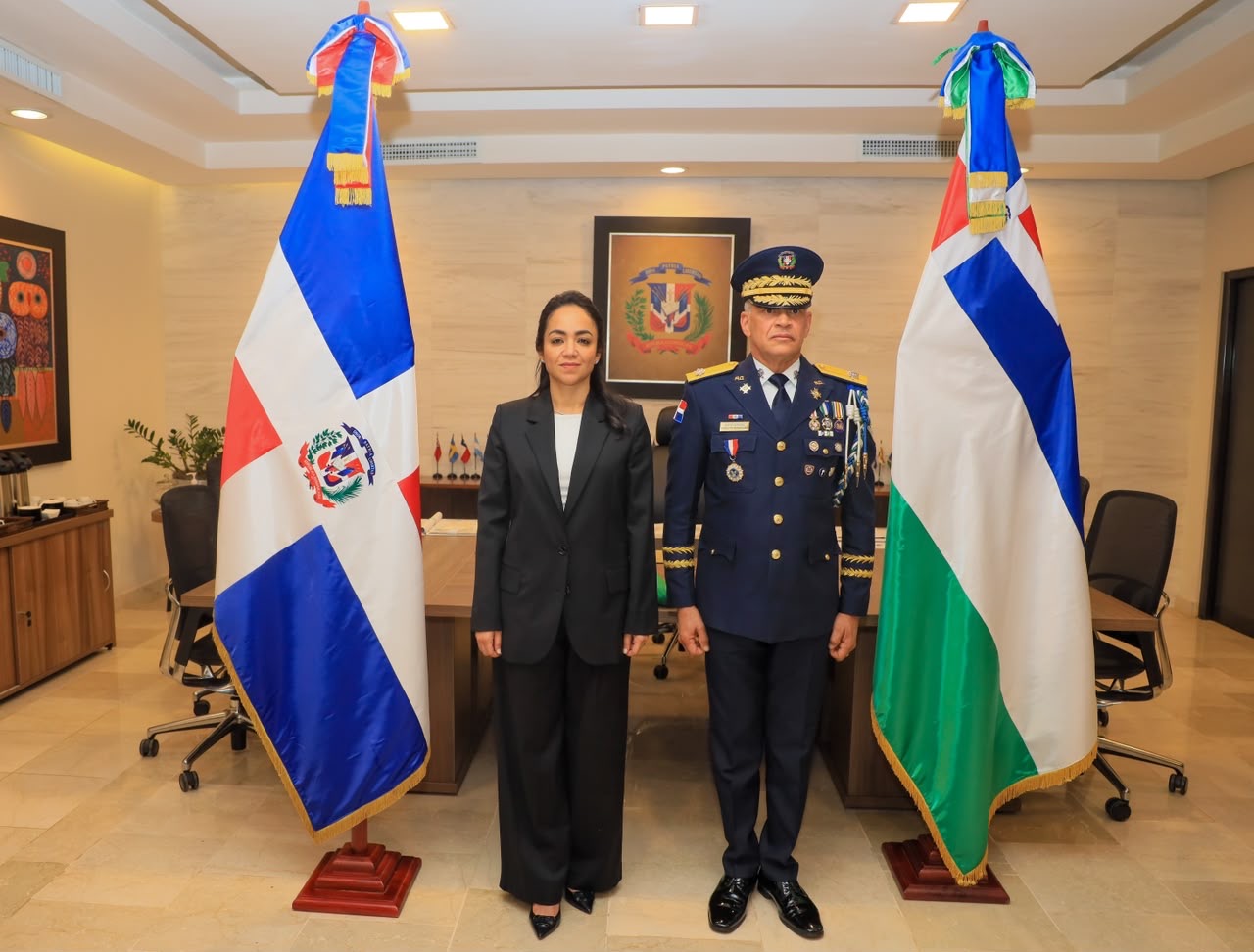 Faride Raful encabeza traspaso de mando y posesiona a Ernesto Rodríguez García como director general de la Policía Nacional
