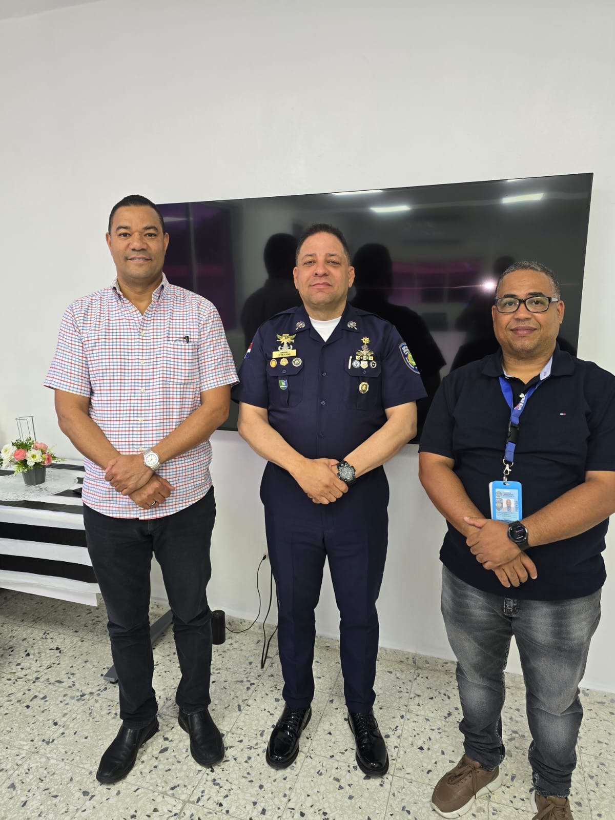 Coronel René Luna anuncia reforzamiento de seguridad y acercamiento comunitario en SDO