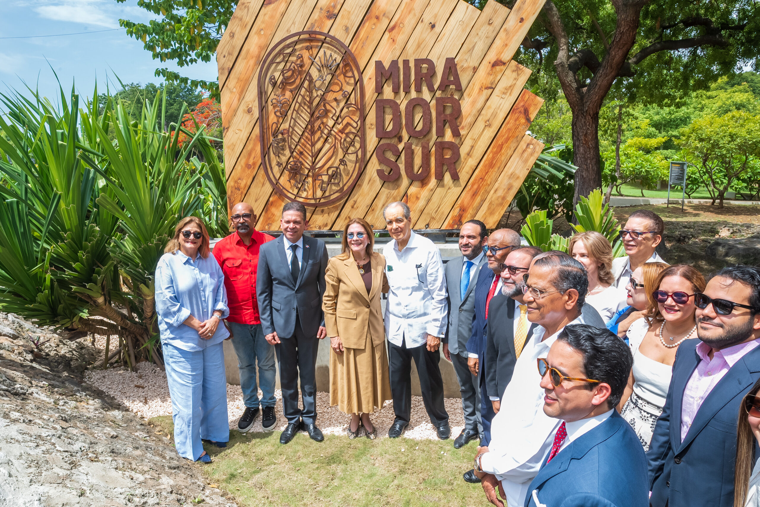 Carolina Mejía oficializa con una tarja el nombre Parque Mirador Sur Dr. Joaquín Balaguer