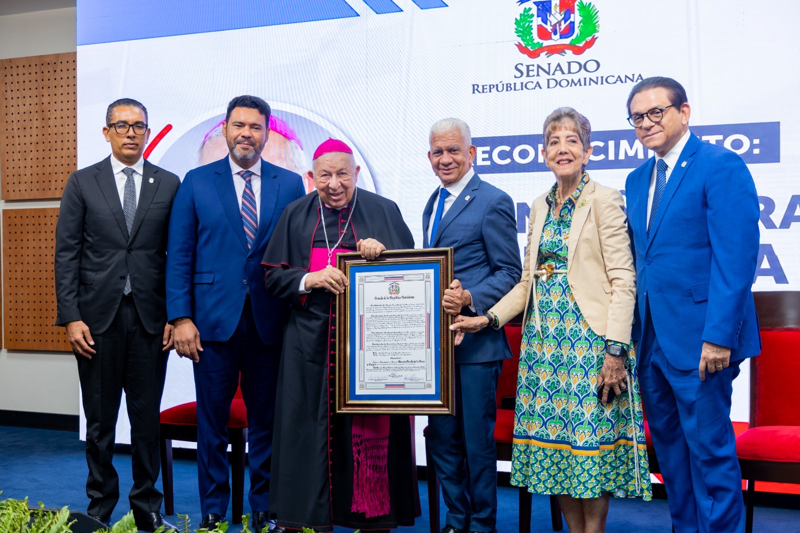 Senado de la República reconoce trayectoria pastoral de monseñor Ramón Benito de la Rosa y Carpio