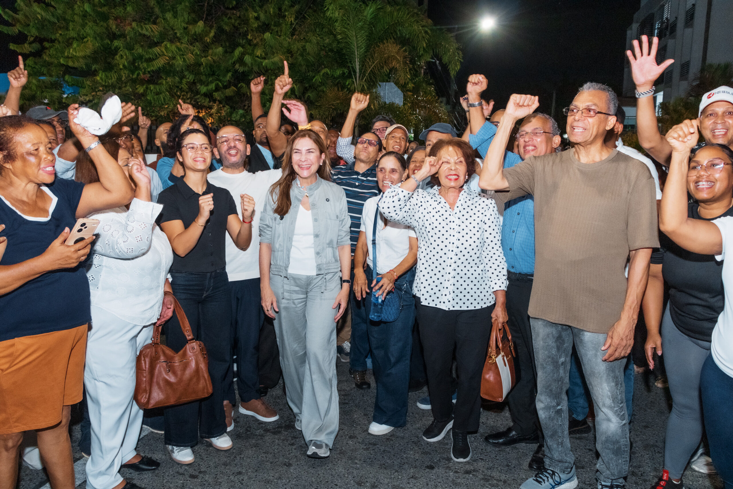 Carolina Mejía ilumina calles en sectores de los kilómetros de la Independencia