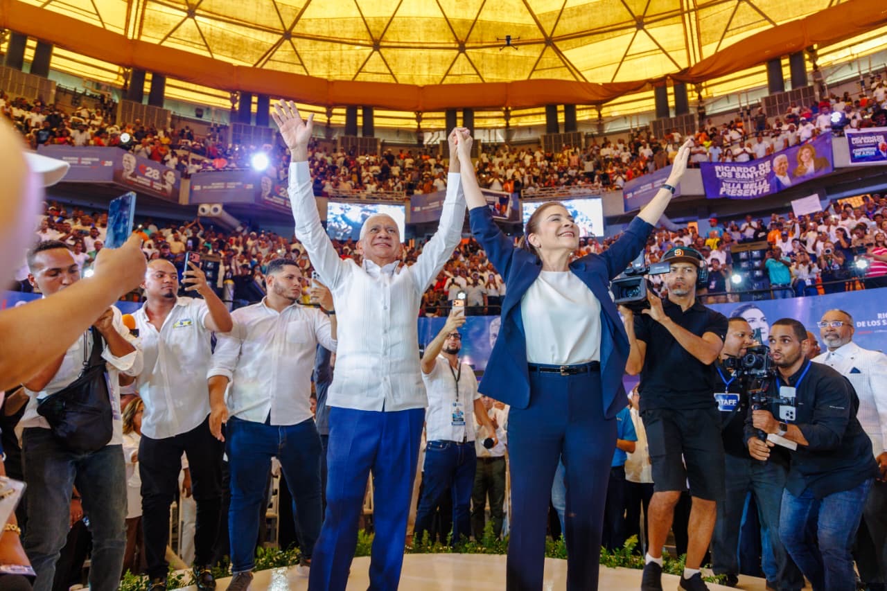 Carolina Mejía presenta a Ricardo de los Santos como su jefe de campaña