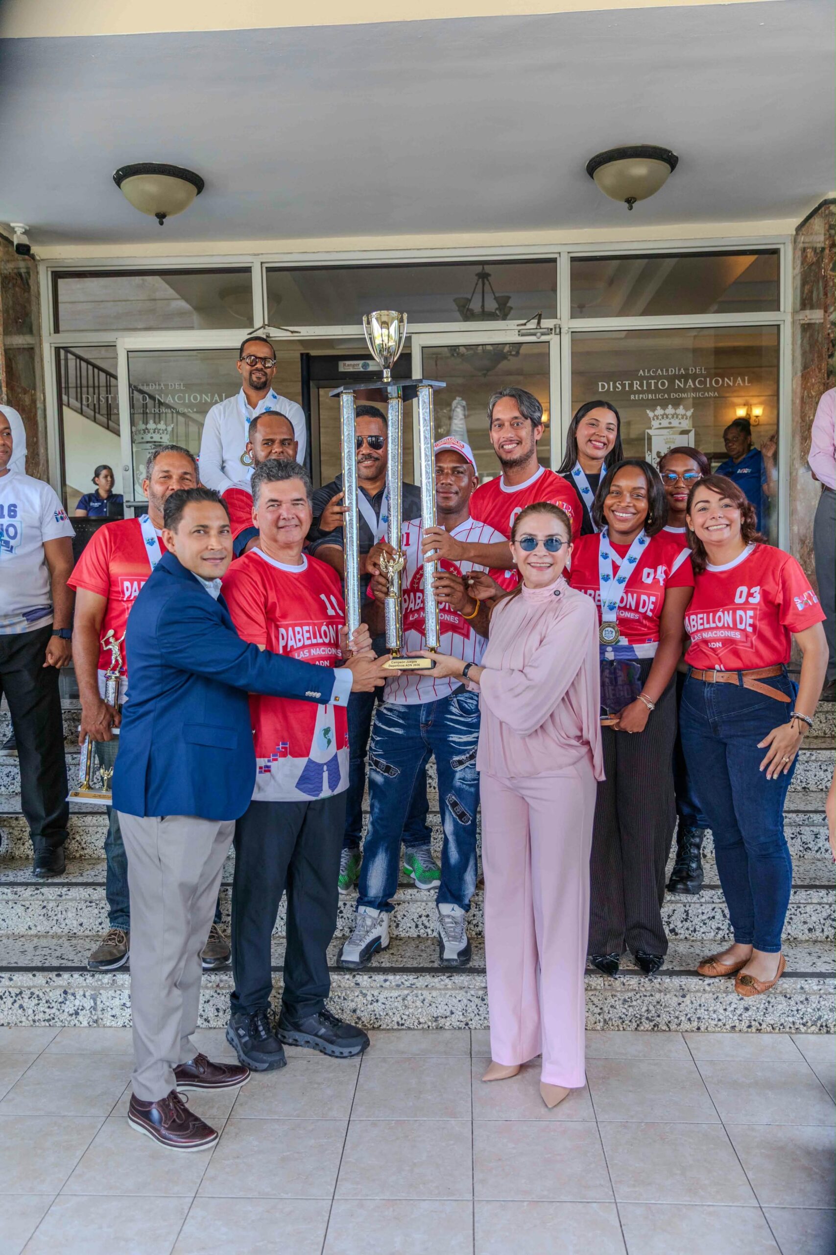 Carolina Mejía entrega trofeo al equipo campeón de los Juegos Deportivos ADN 2026 Carolina Mejía entrega trofeo al equipo campeón de los Juegos Deportivos ADN 2026