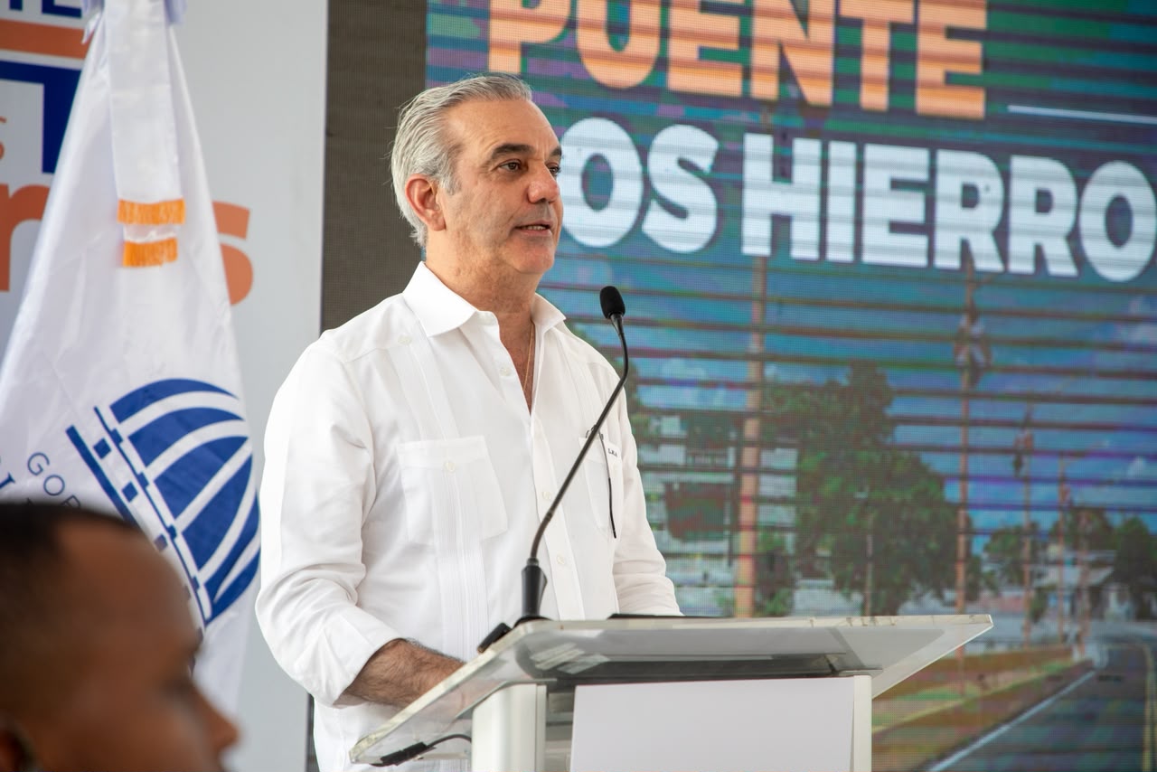 Tras más de 40 años de espera, Abinader inaugura puente Los Hierros en Baní