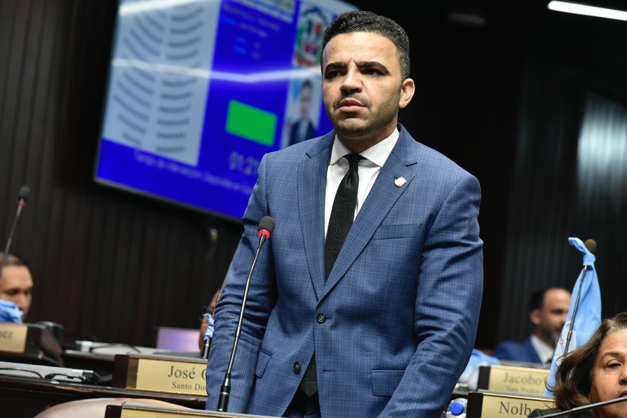Saulo Vega ironiza con renunciar a posición de diputado por San Cristóbal