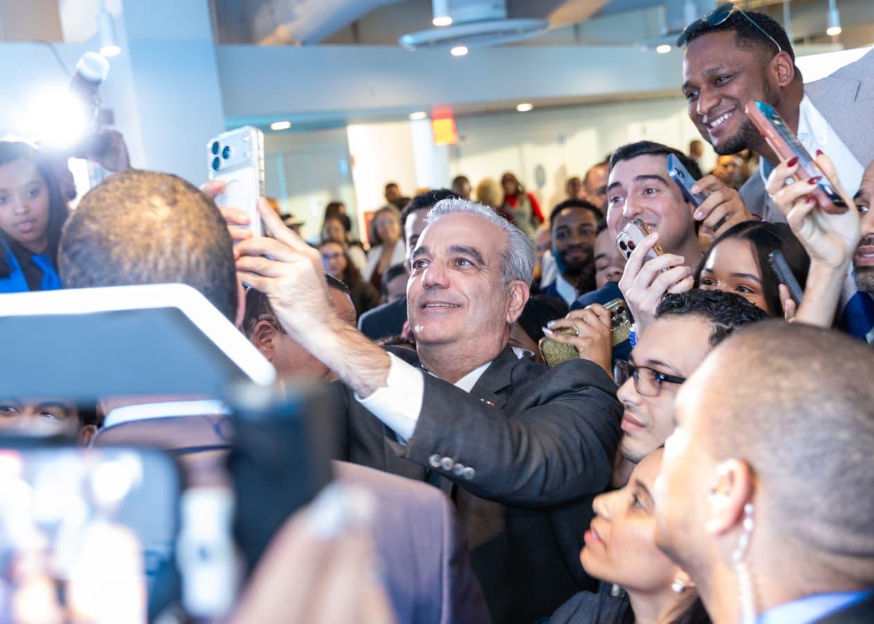 Abinader anuncia 300 becas para jóvenes dominicanos residentes en Nueva York