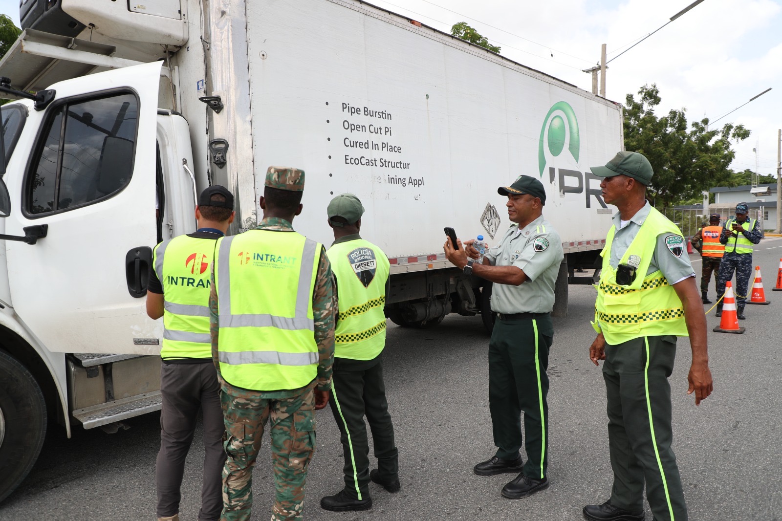 INTRANT y DIGESETT fiscalizan 41 vehículos pesados por transitar en carril izquierdo
