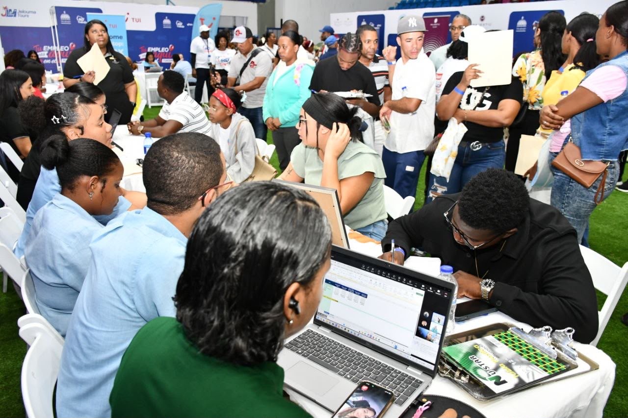 Miles de personas acuden a la jornada de empleos turísticos del Ministerio de Trabajo en La Romana