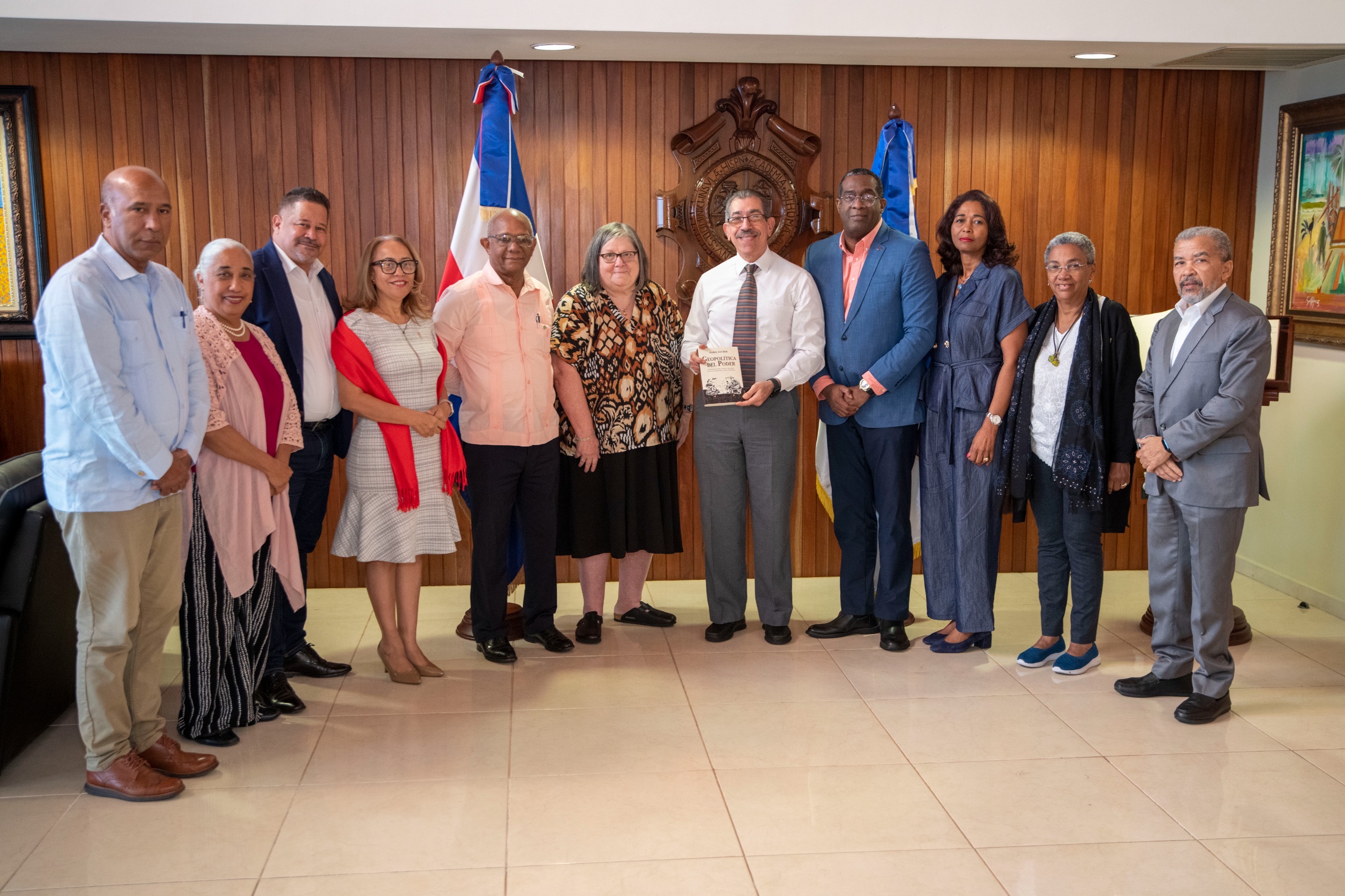 Rector de la UASD recibe a la escritora Isabel Rauber previo a la puesta en circulación de su libro “Geopolítica del poder”