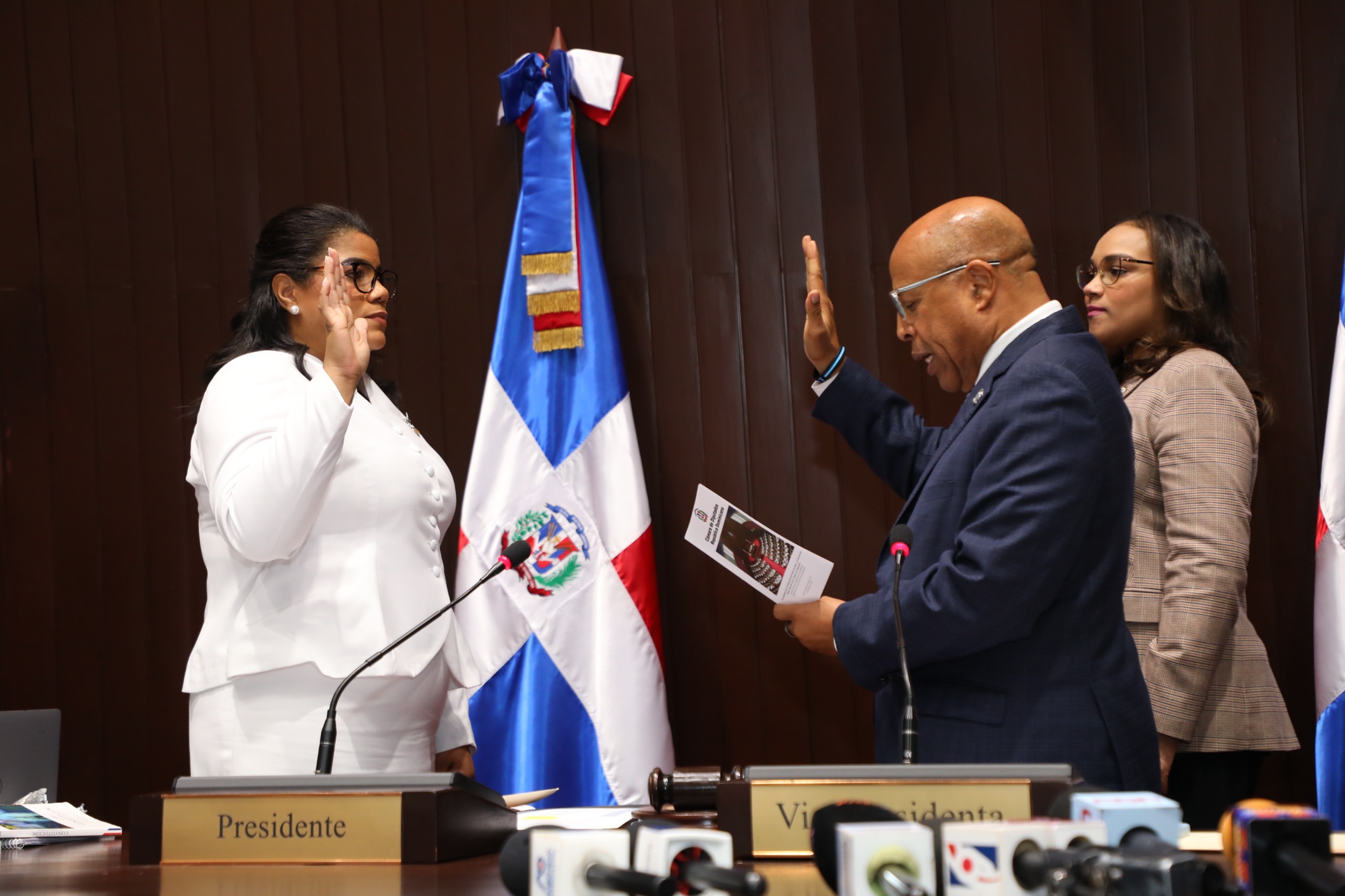 Diputados escogen a Minerva Klaudel Frías Ogando como sustituta del fenecido diputado Jorge Frías Diputados escogen a Minerva Klaudel Frías Ogando como sustituta del fenecido diputado Jorge Frías