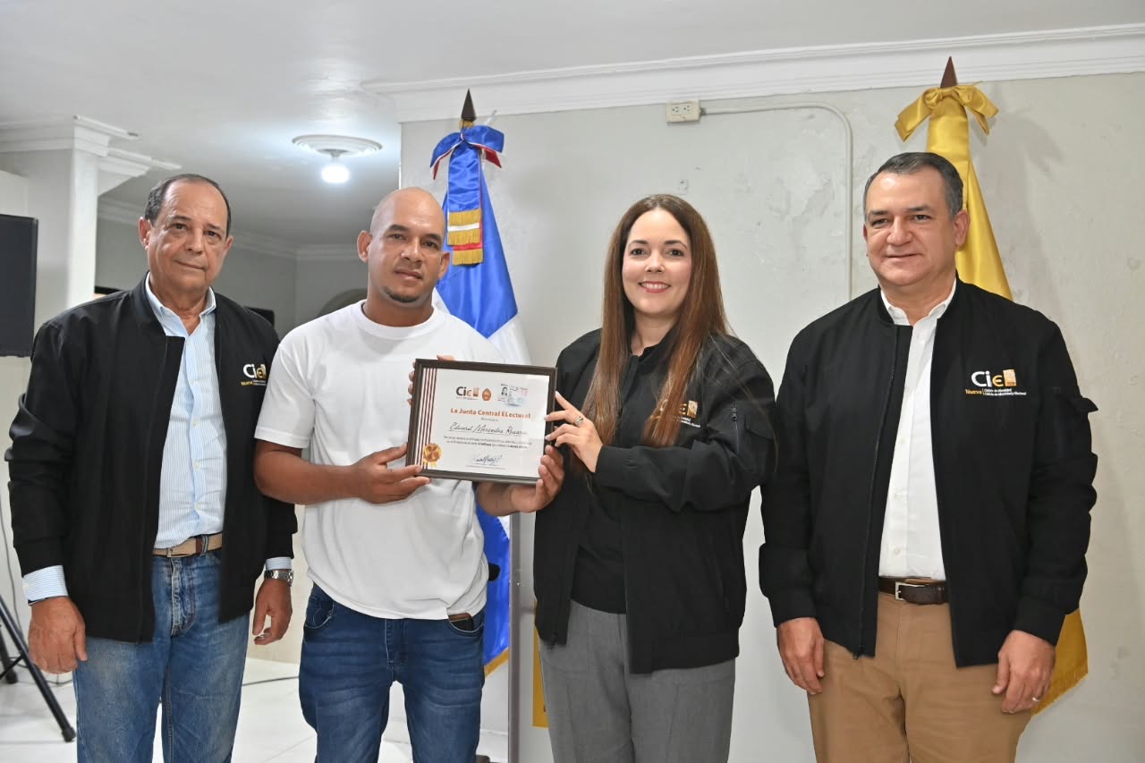 JCE reconoce al cedulado número 4 millones; advierte inhabilitación civil quien no renueve cédula antes de abril de 2027 JCE reconoce al cedulado número 4 millones; advierte inhabilitación civil quien no renueve cédula antes de abril de 2027