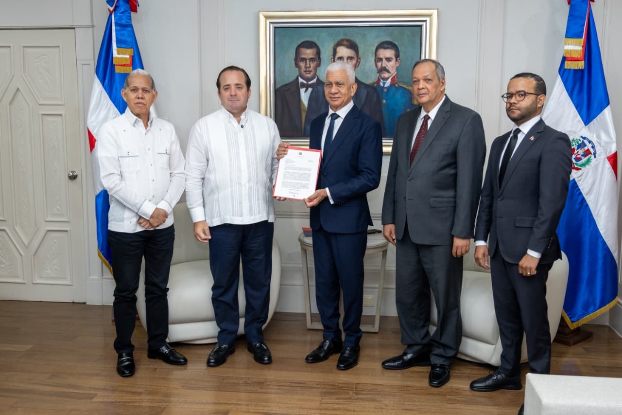 Ricardo de los Santos recibe del Poder Ejecutivo anteproyecto ley Plan de Ordenamiento Territorial
