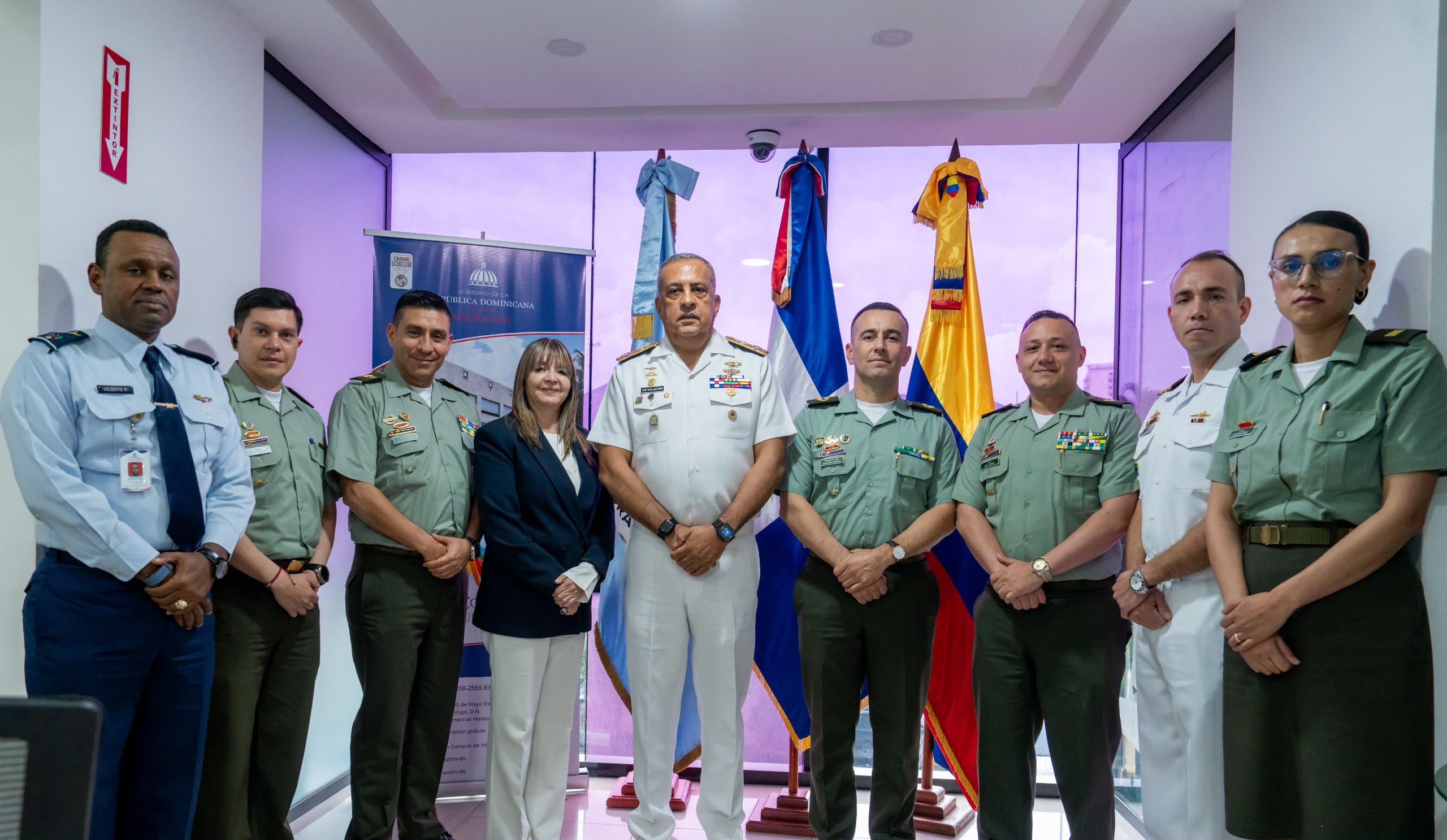 Lee Ballester se reúne con policías y marinos colombianos para fortalecer alianzas en control migratorio y alerta temprana