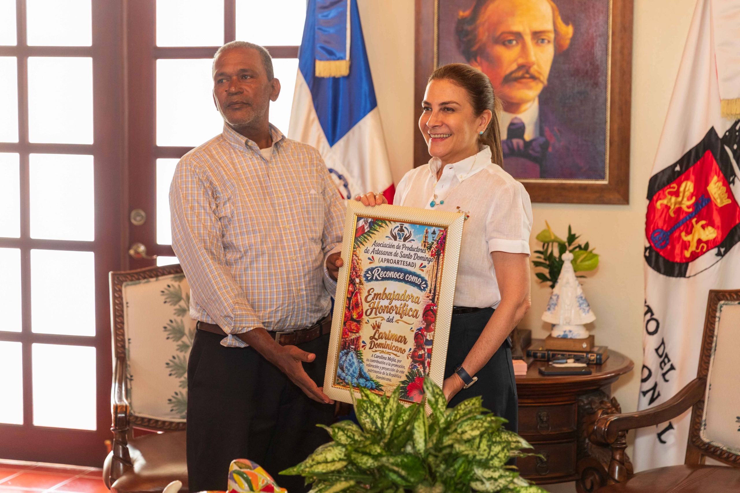 Reconocen a Carolina Mejía como embajadora del larimar dominicano